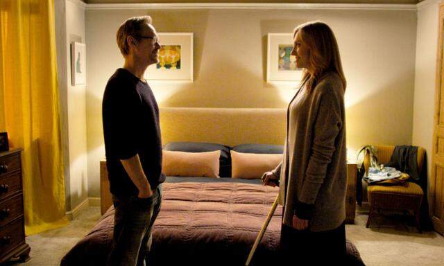 Begegnungszone Schlafzimmer. Alan (Steven Mackintosh) und Joy (Toni Collette) in „Wanderlust“.