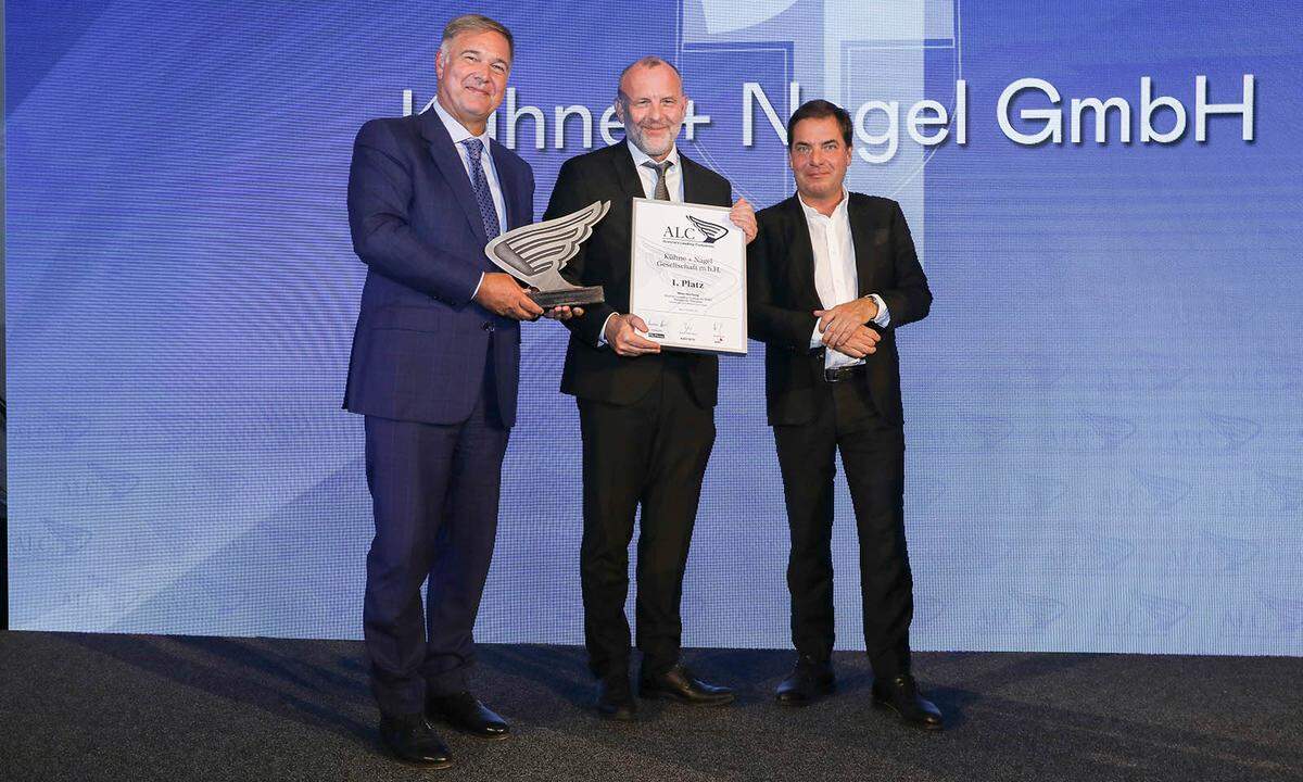 Auszeichnung 1. Platz Großbetriebe National für die Kühne+Nagel GmbH (v.l.): WK Wien-Präsident Walter Ruck, Kühne+Nagel Head of Finance Martin Hafner und "Presse"-Chefredakteur Rainer Nowak.