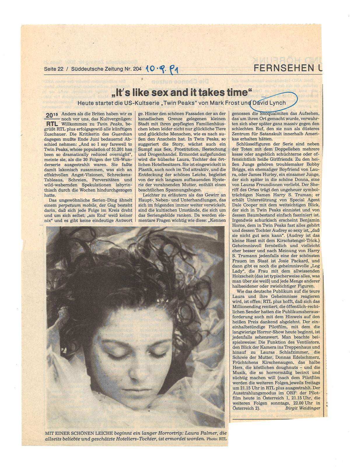 Die "Süddeutsche Zeitung" stimmte ihre Leser am 10. September 1991 mit einem englischen Titel und viel Vorfreude auf den Fernsehabend ein: "Anders als die Briten haben wir es noch vor uns, das Kultvergnügen." Redakteurin Birgit Weidinger schrieb: "Das ungewöhnliche Serien-Ding ähnelt einem Perpetuum mobile, der Gag besteht darin, dass sich jede Folge im Kreis dreht." Und später: "Wie das deutsche Publikum auf die teure Laura und ihre Geheimnisse reagieren wird, ist offen; RTL plus hofft, dass sich das Millionending rentiert; die öffentlich-rechtlichen Sender hatten die Publikumsherausforderung auch mit dem Hinweis auf den heißen Preis dankend abgelehnt." Der öffentlich-rechtliche ORF in Österreich hatte nicht abgelehnt. Und Privatsender gab es in Österreich damals noch lange nicht.