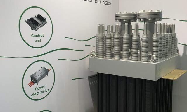 Prototyp des ELY 1250-Stacks von Bosch. Die Zahl steht für die elektrische Anschlussleistung (Gleichstrom): 1250 kW. 