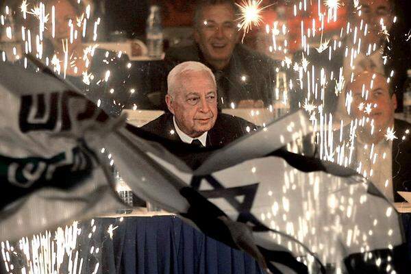An der Spitze: 2001 gewann Scharons Likud die Parlamentswahl, der Ex-General wurde zum neuen Premierminister gewählt. Wegen seines steten Einsatzes für die Anliegen der Siedlerbewegung trug er damals längst den Beinamen "Vater der Siedler".