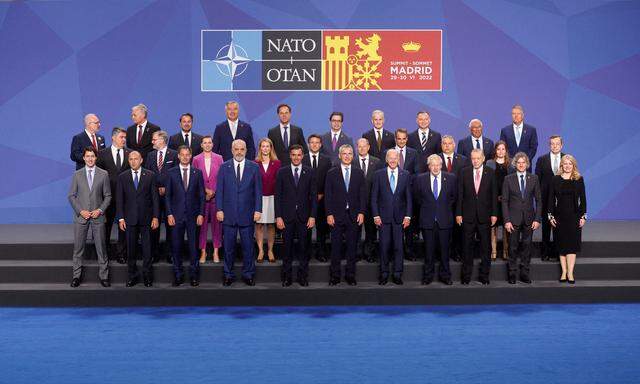 Nato-Generalsekretär Jens Stoltenberg mit den Nato-Staats- und Regierungschefs beim Nato-Gipfel in Spanien.