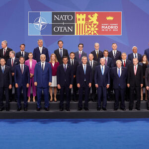Nato-Generalsekretär Jens Stoltenberg mit den Nato-Staats- und Regierungschefs beim Nato-Gipfel in Spanien.