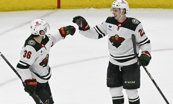 Marco Rossi (r.) jubelt gegen die Los Angeles Kings.