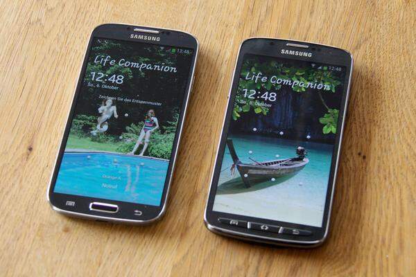 Fast ident: Das reguläre Galaxy S4 (links) und das Galaxy Active S4, das wasserfest und staubdicht ist.