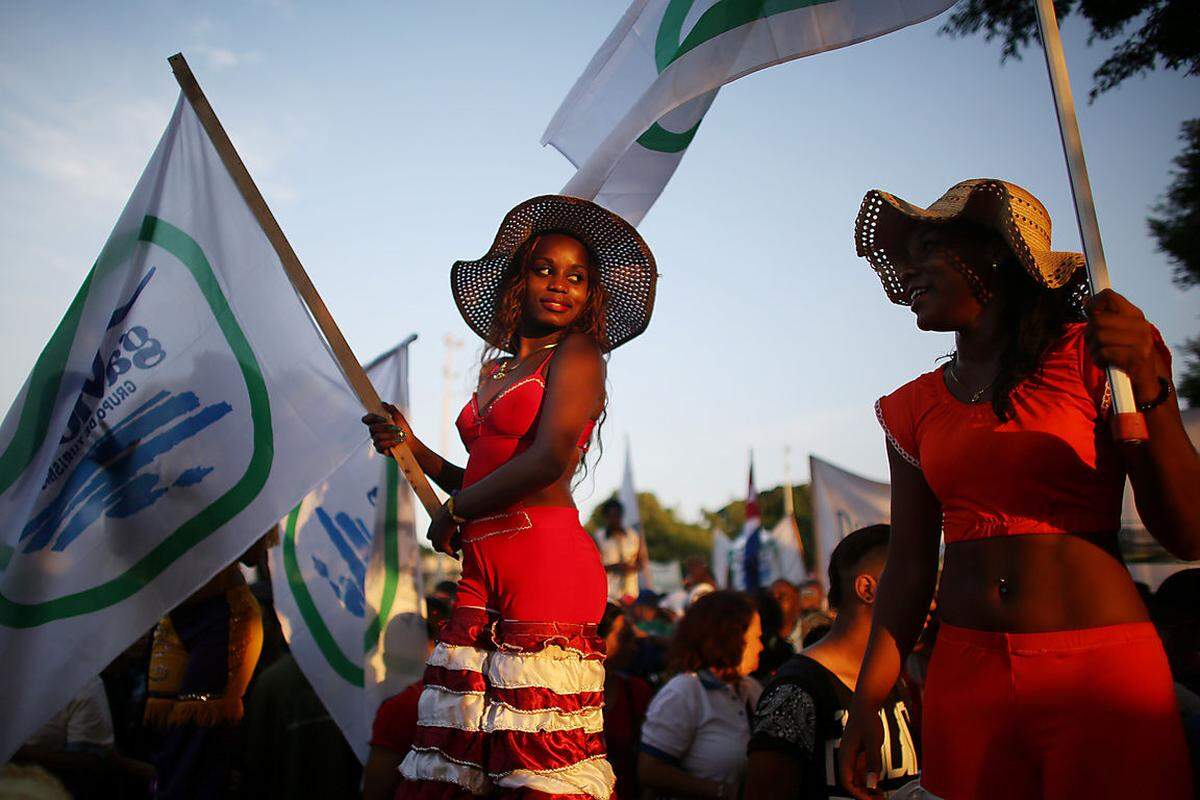 So schön kann ein Aufmarsch sein: Tänzerinnen zeigen am Tag der Arbeit in der kubanischen Hauptstadt Havanna was sie können.