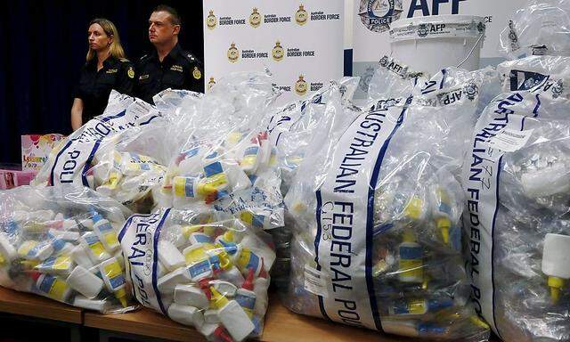 Die australische Grenzpolizei mit beschlagnahmten Methamphetaminen.