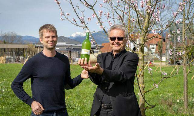 Adelsberger und Gergely von Gut Guntrams mit einer Flasche Apfelsaft