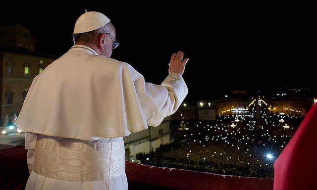Der Papst spricht zu den Gläubigen am Petersplatz.
