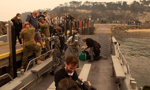 Die australische Navy bringt Menschen aus dem Küstenort Mallacoota in Sicherheit.