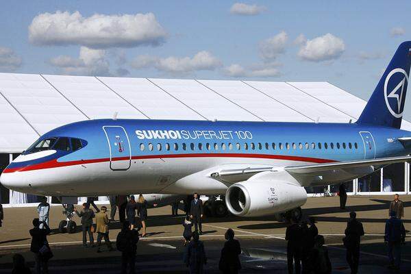 Der Hersteller Suchoi gehört zur staatlichen Flugzeugbau- Holding OAK. Die Superjet-100-Maschinen werden im Suchoi-Werk Komsomolsk am Amur, 7000 Kilometer östlich von Moskau, gebaut.