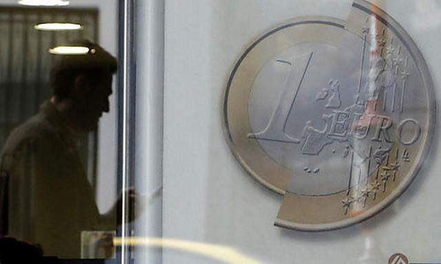 Die Illustration einer Euro-Münze auf einer Bank in Athen.