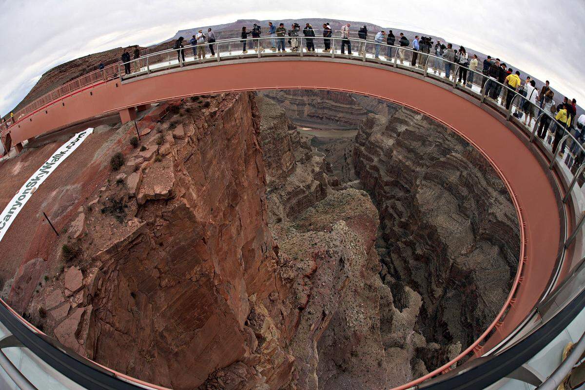 Mutprobe in 1200 Metern Höhe: 2007 wurde die gläserne "Skywalk"-Plattform am Rande des Grand Canyons eröffnet. "Apollo 11"-Astronaut Buzz Aldrin, der zweite Mann auf dem Mond, durfte damals der erste sein: Er wurde von den indianischen Betreibern für den "First Walk" über die neue Touristenattraktion im US-Bundestaat Arizona eingeladen.