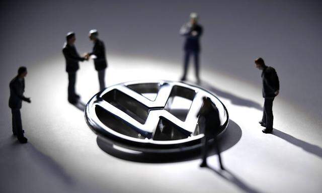 22.11.2015, Unkel, DEU, Deutschland, Symbolfoto, ein VW Emblem umringt von Modellfiguren die das Management des Konzern