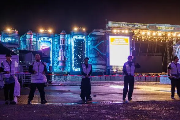 Securitymitarbeiter bei der Räumung des Geländes nach der Absage wegen starkem Sturms.