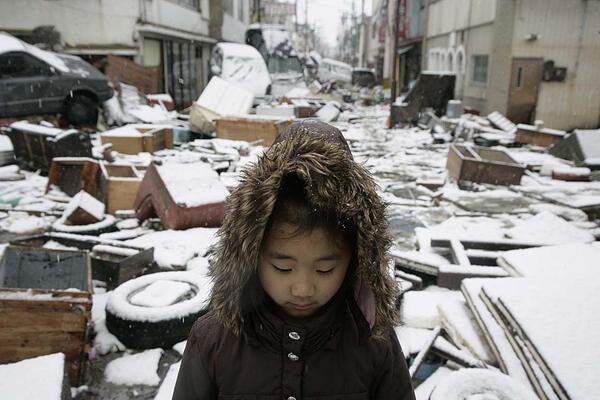 Mehr als eine Woche nach dem Beben und dem Tsunami kämpfen die Menschen im Nordosten Japans nach wie vor ums Überleben. Kälte, Hunger und Radioaktivität setzen ihnen zu.