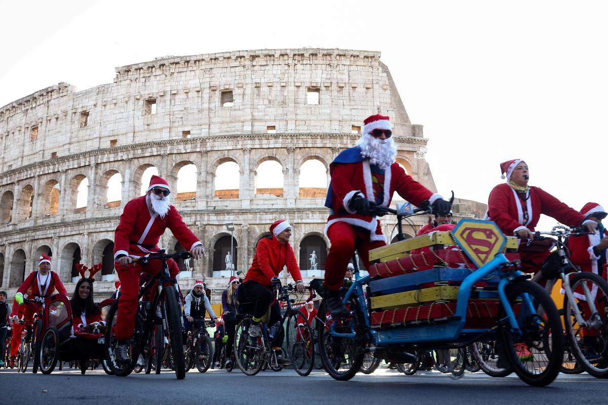 17. Dezember. Als Weihnachtsmann verkleidete Menschen fahren mit Fahrrädern durch die Innenstadt Roms, um Geld für Kinderhilfswerke zu sammeln.