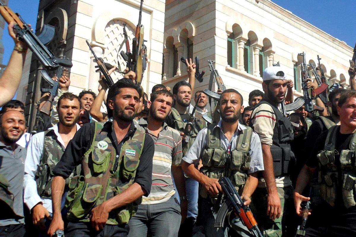 Zuletzt riefen die Rebellen zu einer landesweiten Offensive, alias Operatrion "Damaskus Vulkan und Erdbeben Syriens", gegen das Regime auf. Die Kämpfe konzentrieren sich dabei vorwiegend auf die zwei größten Städte des Landes: Damaskus und Aleppo.