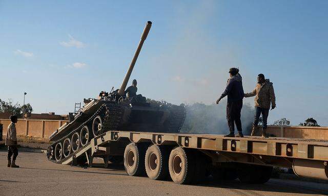 Members of Libyan National Army (LNA) commanded by Khalifa Haftar, get ready before heading out of Benghazi to reinforce the troops advancing to Tripoli, in Benghazi
