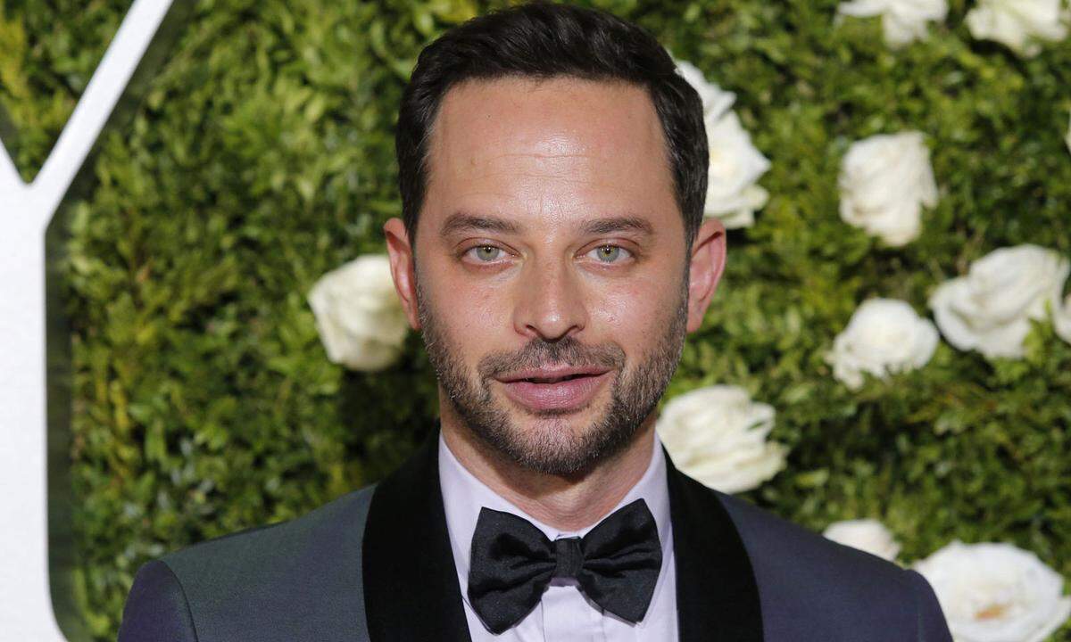 Nick Kroll geht mit schnellen Schritten auf seinen 40er zu und ist mittlerweile auch in seine Anzüge hineingewachsen. Beide haben andere Prominente dazu aufgerufen, ein unangenehmes Bild aus ihrer Jugend zu veröffentlichen.