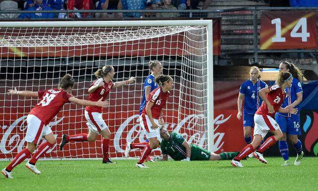 Österreichs Fußballerinnen jubeln, sie sind als Gruppensiegerinnen die Überraschung dieser Frauenfußball-EM.