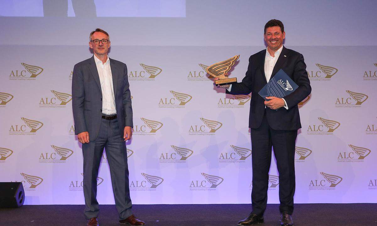 Auszeichnung Top-Börsenunternehmen - Sieger Kategorie Klimafokus ist die Lenzing AG: PwC Partner Rudolf Krickl (l.) gratuliert Lenzing-Vorstand Robert van de Kerkhof.