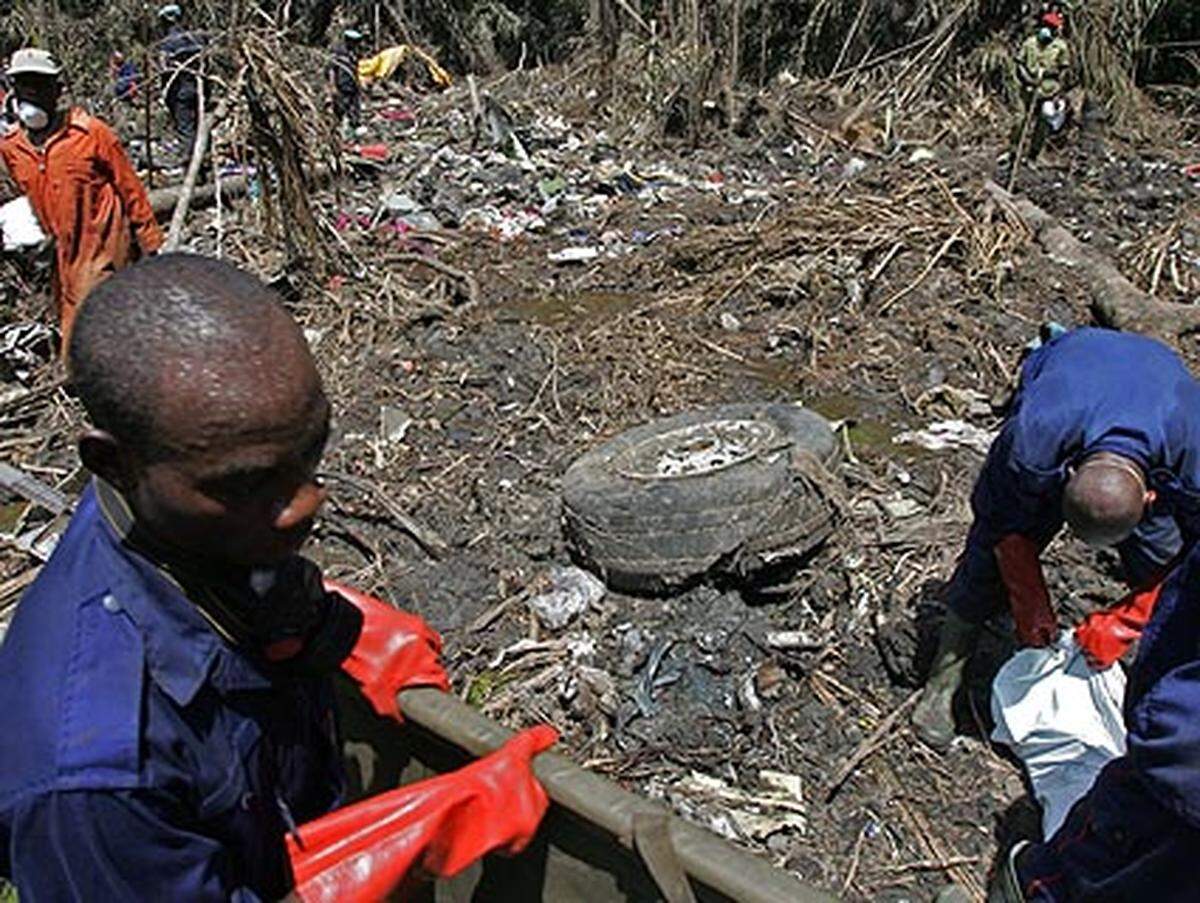 In Kamerun stürzt eine kenianische Verkehrsmaschine vom Typ Boeing 737 kurz nach dem Start in Douala ab. Alle 114 Menschen an Bord sterben.