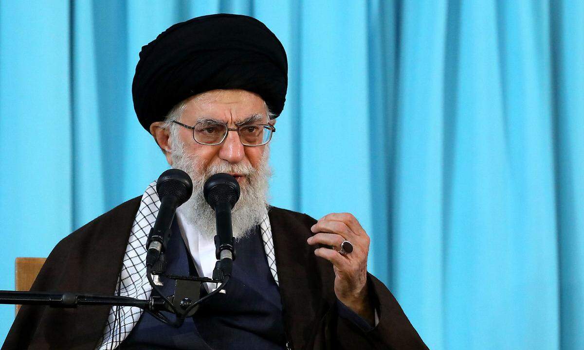 "Die Angriffe waren ein Verbrechen und die drei an den Angriffen beteiligten Regierungschefs sind dementsprechend Verbrecher." Der oberste Führer des Iran, Ajatollah Ali Khamenei