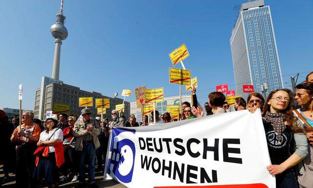 Vor der Hauptversammlung protestierten Demonstranten gegen die Geschäfte des Unternehmens Deutsche Wohnen