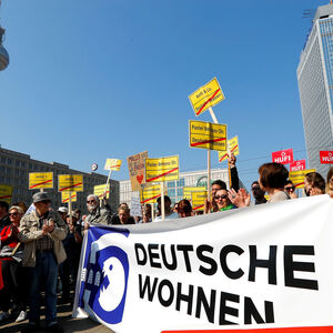 Vor der Hauptversammlung protestierten Demonstranten gegen die Geschäfte des Unternehmens Deutsche Wohnen