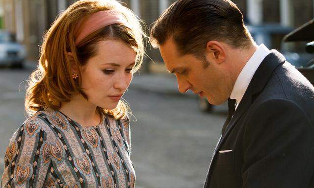 Frances (Emily Browning) erzählt die Geschichte der Kray-Zwillinge (Tom Hardy hier als Reggie).