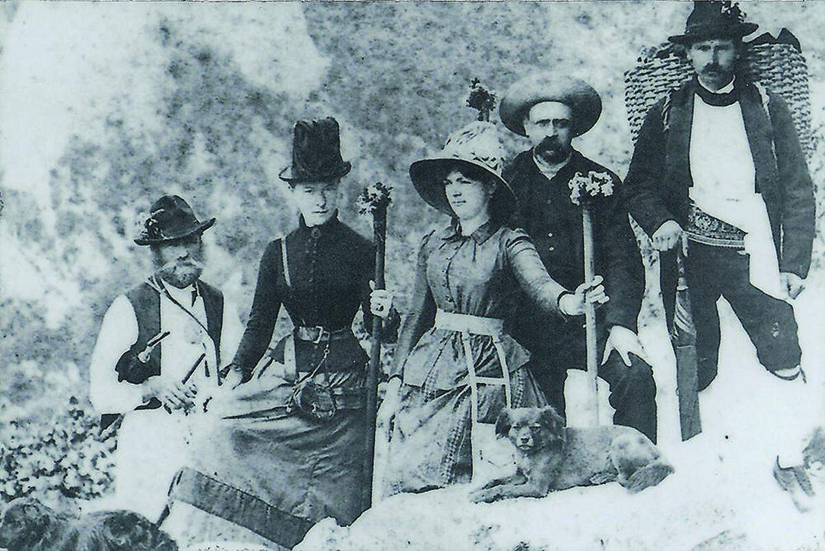 Elisabeth (Zweite von links) in Wanderkleidung auf Bergtour mit Gefolge in Meran, 1872. Einquartiert war sie - und ihr 106-köpfiges Geolge - dabei in Schloss Trautmannsdorf. Bisweilen sind es aber auch schlichte Berg- oder Jagdhütten, in denen sie während ihrer auch merhtätigen Bergtouren übernachtet.