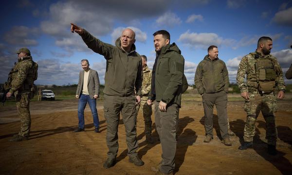 Der ukrainische Präsident Wolodymyr Selenskij (Bildmitte) bei einem Frontbesuch mit General Jurij Sodol in der Donbass-Region am 19. April.