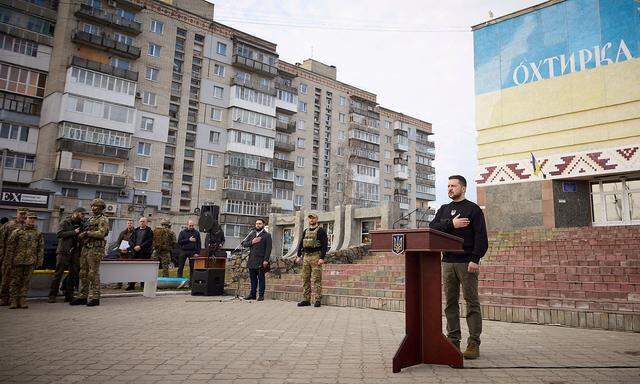 Der ukrainische Präsident besuchte am Montag die südukrainische Stadt Ochtyrka in der Region Sumy.