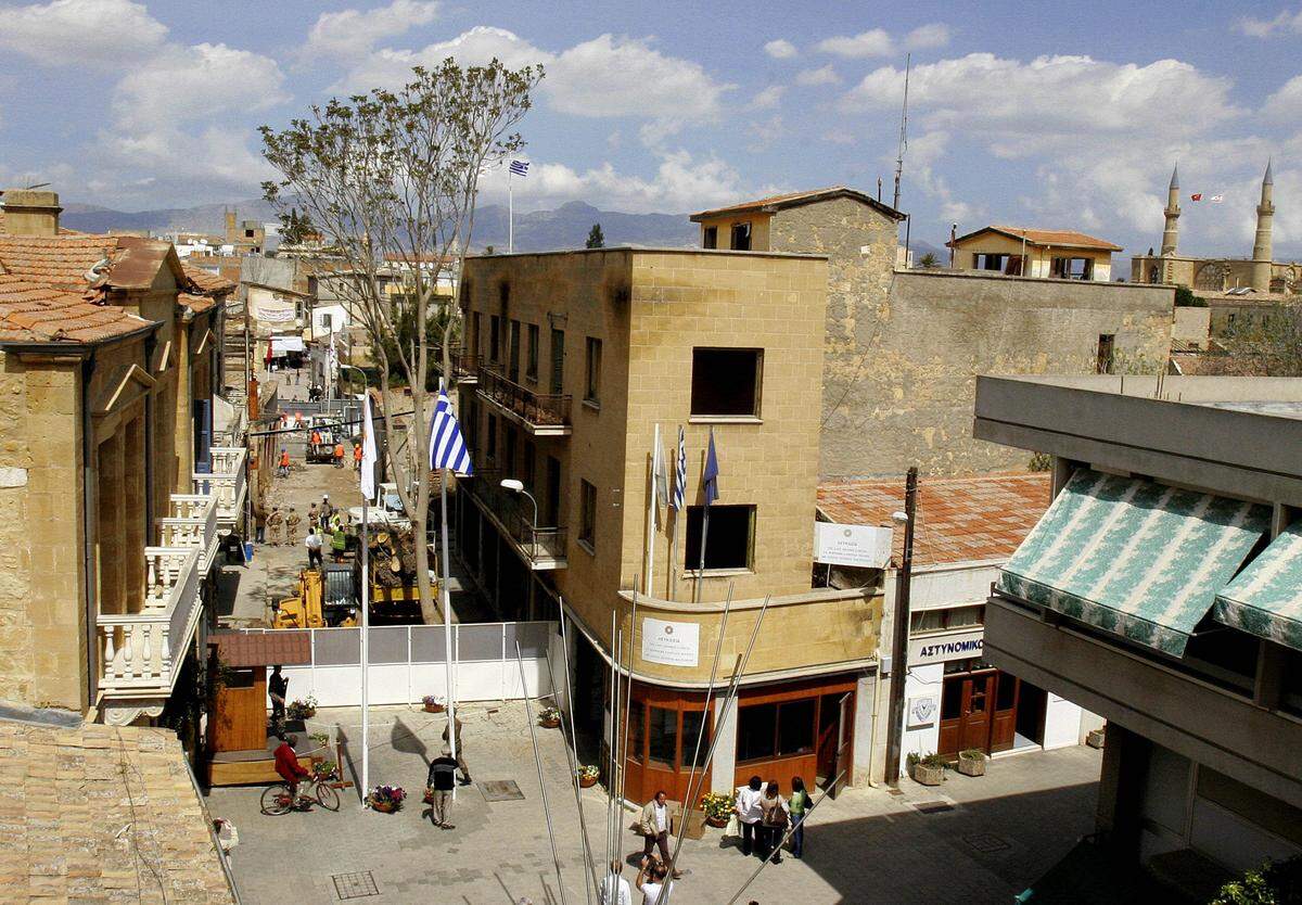 Zypern ist seit einem Staatsstreich griechisch-zypriotischer Nationalisten und einer anschließenden türkischen Militärintervention 1974 de facto geteilt. Im April 2008 wurde in der Hauptstadt zwar der bekannte Grenzübergang an der Einkaufsmeile Ledra-Straße geöffnet, Nikosia bleibt aber vorerst weiter die letzte geteilte Hauptstadt der Welt.