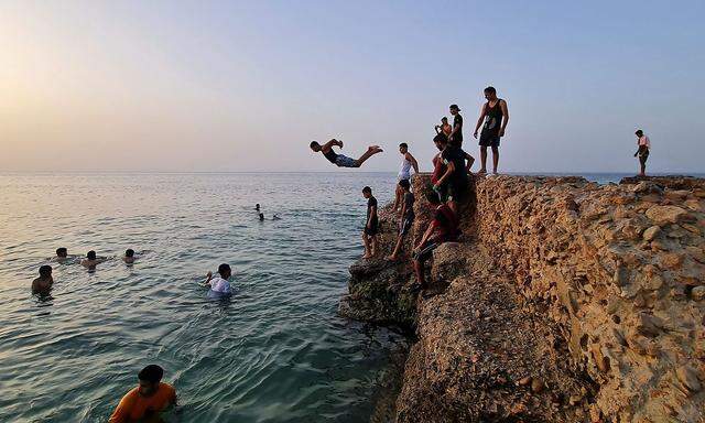 Erholung vom Bürgerkrieg. Libysche Jugendliche baden im Meer bei Tripolis. Derzeit herrscht eine Waffenruhe.