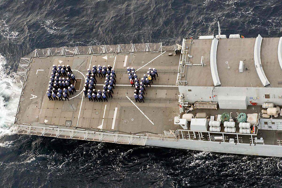 Auch auf hoher See vergaß die Besatzung eines Schiffes der Royal Navy nicht ihre Gratulationen zu übermitteln.