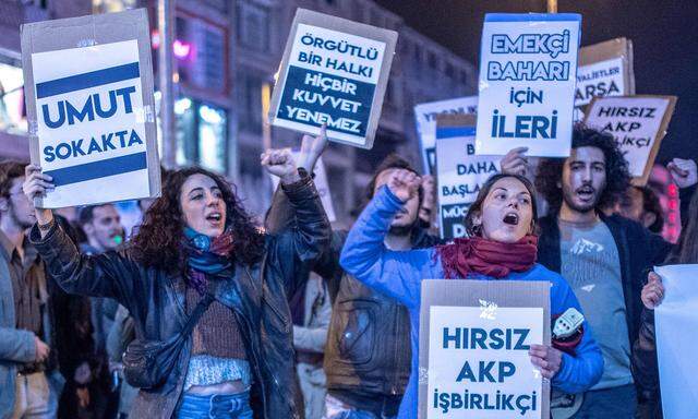 Vor allem die Jugend Istanbuls steht auf der Seite von Ekrem Imamoğlu, dem der Sieg bei der Bürgermeisterwahl in Istanbul gestohlen wurde.