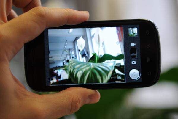 Dass die Kamera-App eines unveränderten Android-Systems eher spartanisch ist, ist bekannt. Dass aber in Zeiten, wo selbst Einstiegs-Handys schon Vidoes im HD-Format 720p (1280 x 720 Pixel) schießen können, ein als Flaggschiff gedachtes Gerät maximal Videos mit 720 x 480 Pixel aufnimmt, ist schon etwas unverfroren. Fotos nimmt das Nexus S mit 5 Megapixel auf, im Dunkeln hilft ein LED-Blitz. Die Qualität ist in Ordnung, wird aber keine Auszeichnungen einstreifen können. Leider gibt es keinen Touch-Fokus, man muss sich auf die automatischen Fähigkeiten der Kamera verlassen.