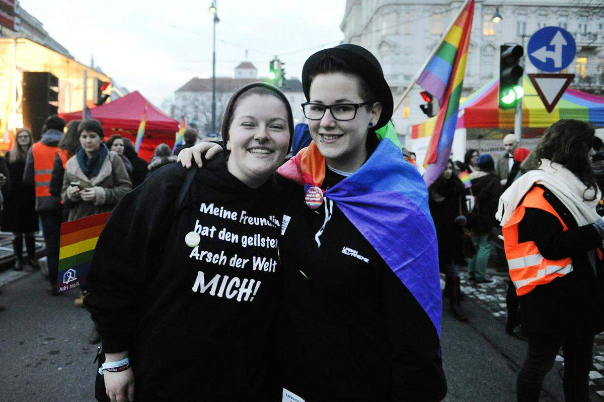 Es gehe auch darum, dass homosexuelle Menschen in der Gesellschaft kaum sichtbar seien. "Wir sollten Mut beweisen, wir sind ein riesiger Teil dieser Gesellschaft", sagte Lopez.