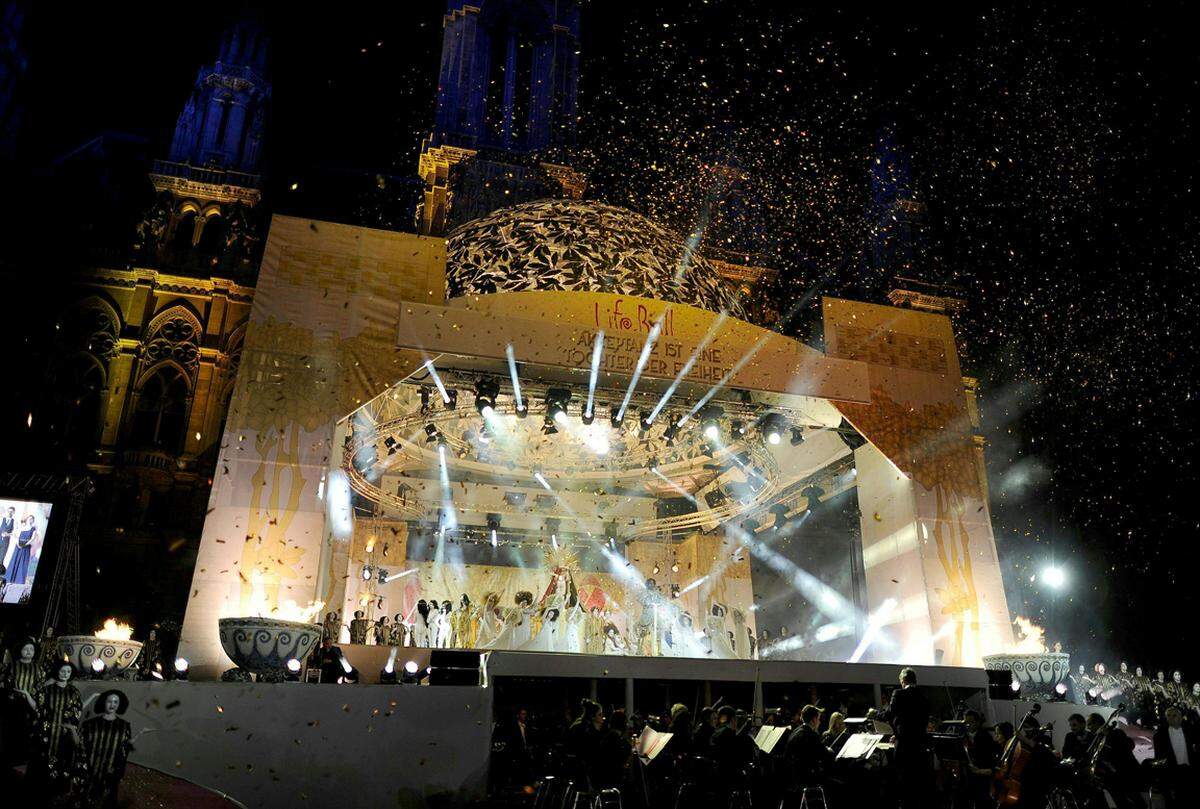 An der fulminanten Eröffnungsshow unter den nachgebauten Kuppel der Wiener Secession unter dem Motto "Ver Sacrum" haben Stars wie Charlize Theron, ihr Verlobter Sean Penn, Sängerin Mary J. Blige, Brigitte Nielsen und Kelly Osbourne teilgenommen.