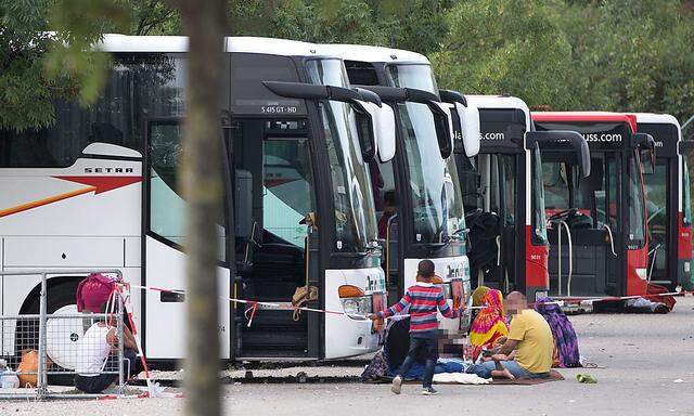 Traiskirchen: Ministerium ersetzt Busse durch Zelte