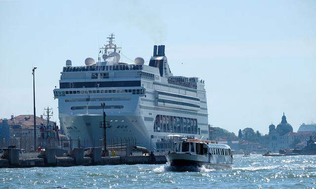 MSC cruise ship loses control and crashes against a smaller tourist boat at the San Basilio dock in Venice