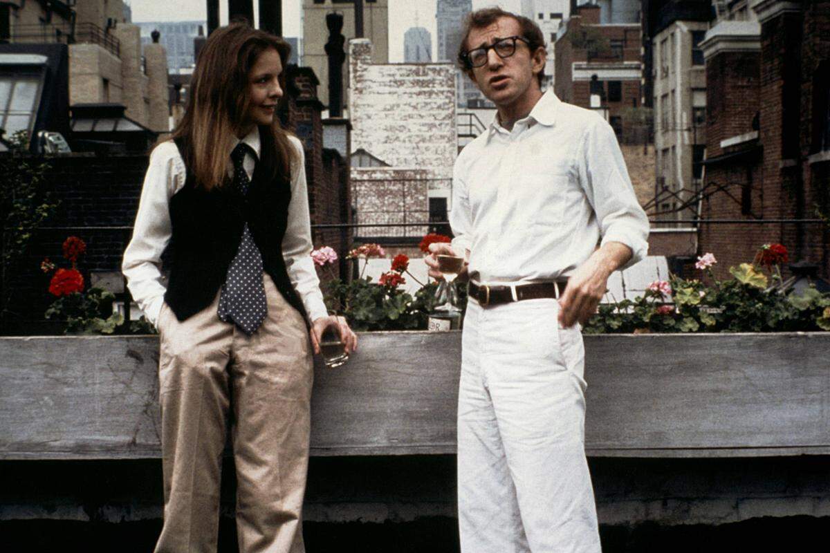 "Annie Hall" heißt der Film im Original, der Allens Ruhm als Regisseur begründete. In der autobiografisch getönten Komödie verliebt sich Alvy Singer (Allen) in die Titelheldin (Diane Keaton). Ungewöhnlich: Darin spricht Allen das Kinopublikum direkt an, es gibt Trickfilmsequenzen, Realität und Fiktion verschwimmen. Keaton war Allens erste Muse: Der Regisseur ist bekannt dafür, mit einer Schauspielerin gleich mehrere Filme zu drehen, wenn sie ihm zusagt, darunter auch Scarlett Johansson. 