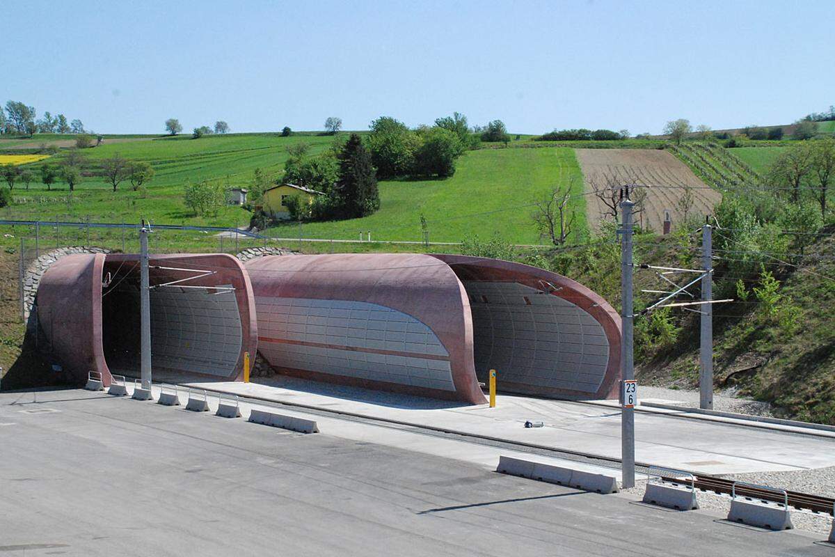 Unterhalb des Wienerwalds wird die Strecke in einem 13,3 Kilometer langen Tunnnel geführt - der erste Abschnitt zweigleisig in einer Röhre, dann in zwei eingleisigen Röhren. Das Westportal liegt in der Nähe der Ortschaft Chorherrn.