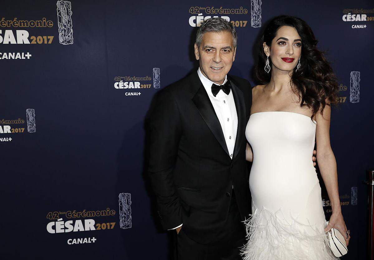 Bekannt wurde die Schwangerschaft Clooneys im Februar 2017. Den ersten Auftritt nach der Nachricht absolvierte das Ehepaar bei der Verleihung des César, dem französischen Filmpreis, in Paris, den George Clooney gewann. Es sei das erste Mal gewesen, dass das Paar gemeinsam in Paris sei, sagte Amal Clooney damals.