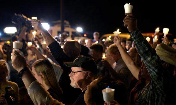 Der Schütze des Massakers wurde als der 26-jährige Devin Patrick Kelley aus dem benachbarten New Braunfels identifiziert. Nach Polizeiangaben ist Kelley durch einen selbst zugefügten Schuss gestorben. Eine Sprecherin der US-Luftwaffe sagte, ein Militärgericht habe den heute 26-jährigen Mann im Jahr 2012 wegen Angriffen auf seine Frau und das gemeinsame Kind verurteilt. Zwei Jahre später sei er aus der Luftwaffe entlassen worden. Kelleys Schwiegermutter soll regelmäßige Besucherin der Gottesdienste in Sutherland Springs gewesen sein, an diesem Sonntag war sie jedoch nicht dort.