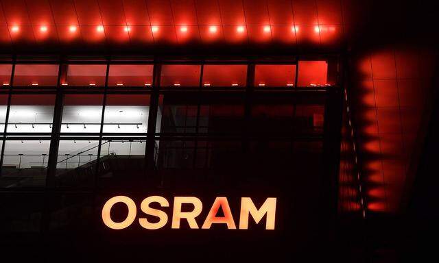 Unternehmen Osram Licht AG Osram Logo Schriftzug bei Nacht Firmenlogo an der Zentrale von OSRAM i