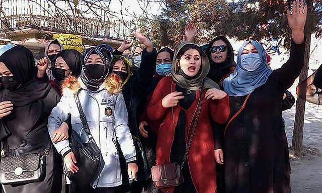 Afghanische Frauen skandieren Slogans, um gegen das Verbot der Universitätsausbildung für Frauen zu protestieren - fotografiert am 22. Dezember 2022 in Kabul.