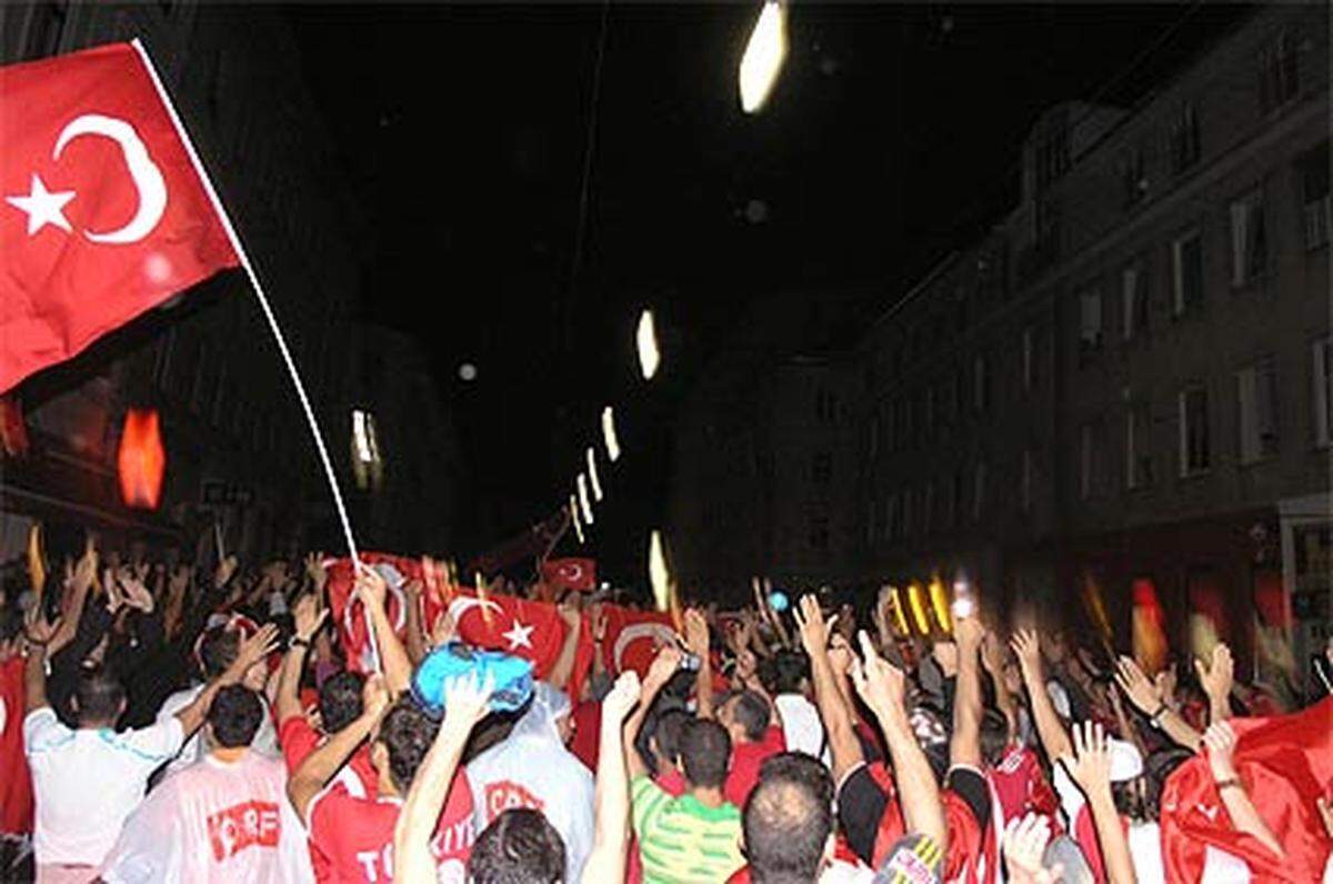 Volksfeststimmung auf der Ottakringer Straße.